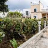 Al termine del giardino ecco stagliarsi in tutta la sua raffinatezza l�edificio di Villa Damiani